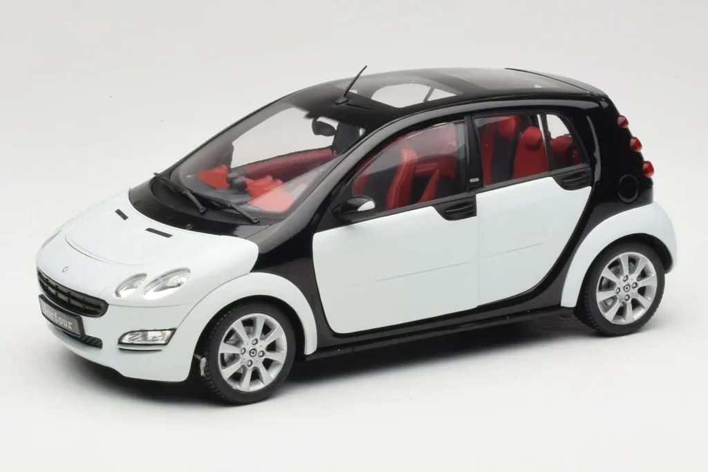 โมเดลรถ 1:18 Smart Forfour สีขาว Kyosho (มือสอง)