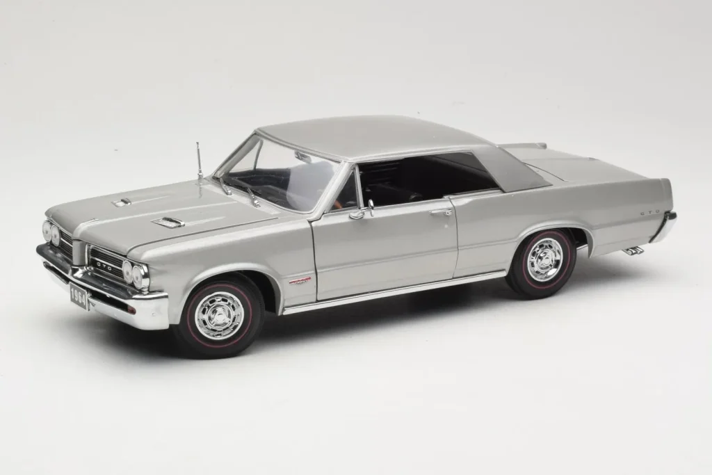 โมเดลรถ 1:18 Pontiac GTO สีเงิน Sun Star (มือสอง)
