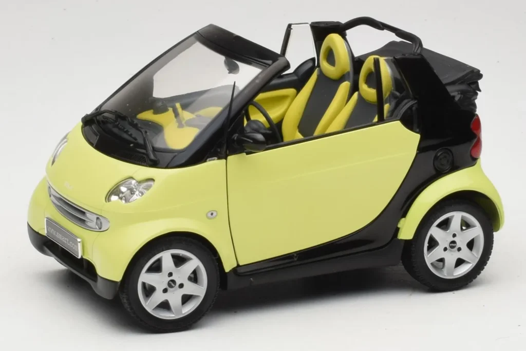 โมเดลรถ 1:18 Smart Fortwo 450 Cabrio สีเหลือง Minichamps (มือสอง)