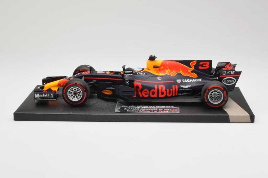 โมเดลรถ 1:18 Red Bull Racing Tag Heuer RB13 #3 D. Ricciardo 3rd Place Malaysian GP ปี 2017 Minichamps (มือสอง)