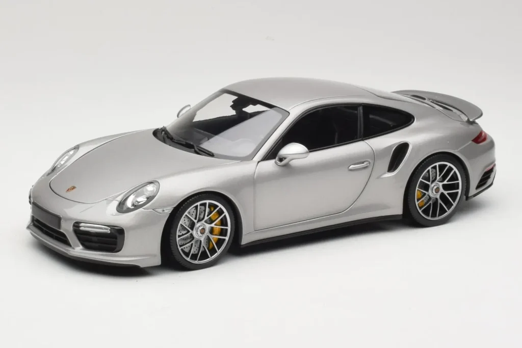 โมเดลรถ 1:18 Porsche 911 991 Turbo S สีเงิน Minichamps (มือสอง)