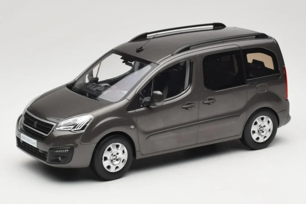 โมเดลรถ 1:18 Renault Juvaquatre Break 300 kg สีงาช้าง Norev