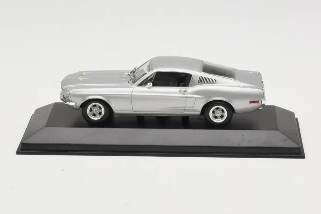 Model 1:43 Ford Mustang GT silver Minichamps