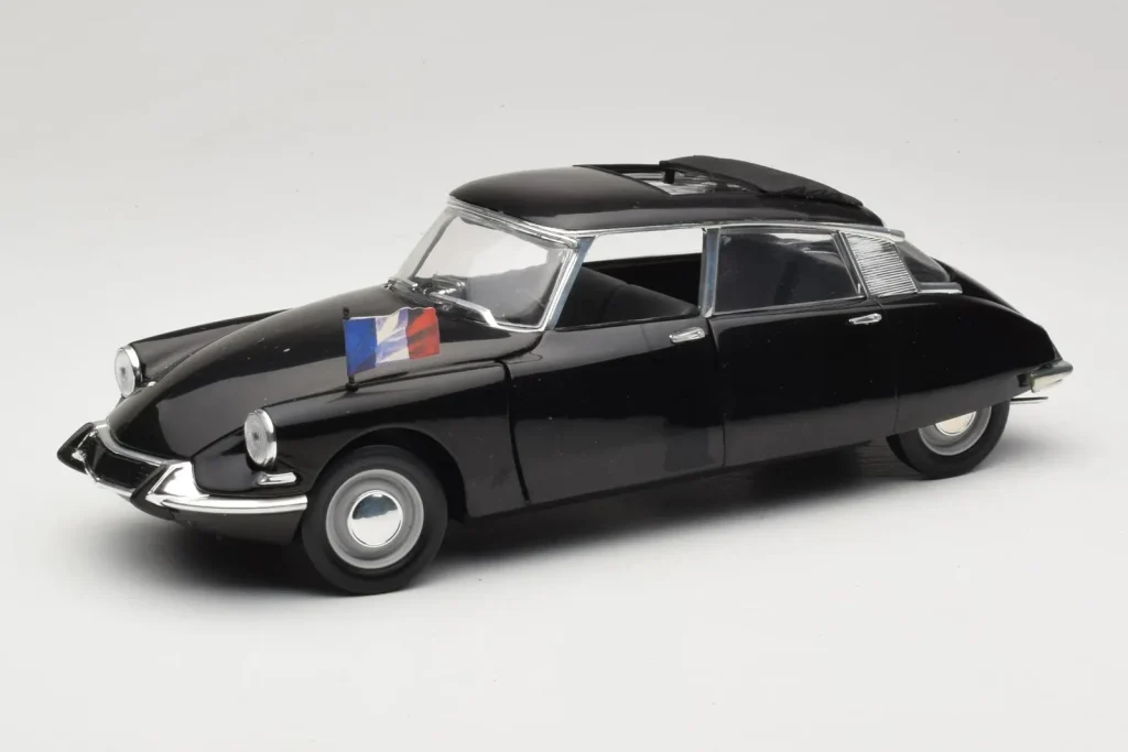 โมเดลรถ 1:18 Citroen DS Presidentielle สีเทา Solido (มือสอง)