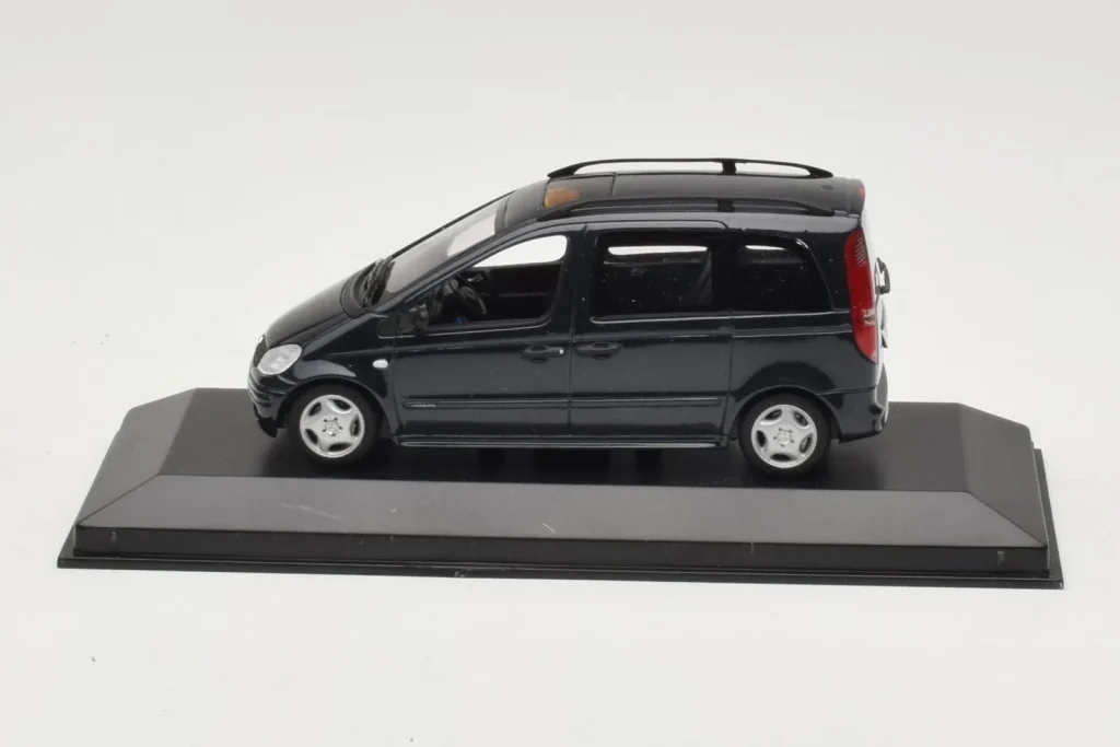 โมเดลรถ 1:43 Mercedes Vaneo Dark Blue Minichamps (มือสอง)