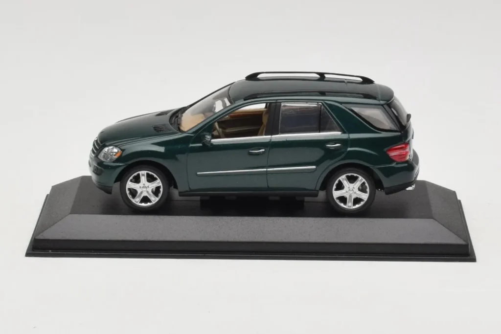 โมเดลรถ 1:43 Mercedes ML 500 W164 Dark Green Minichamps (มือสอง)