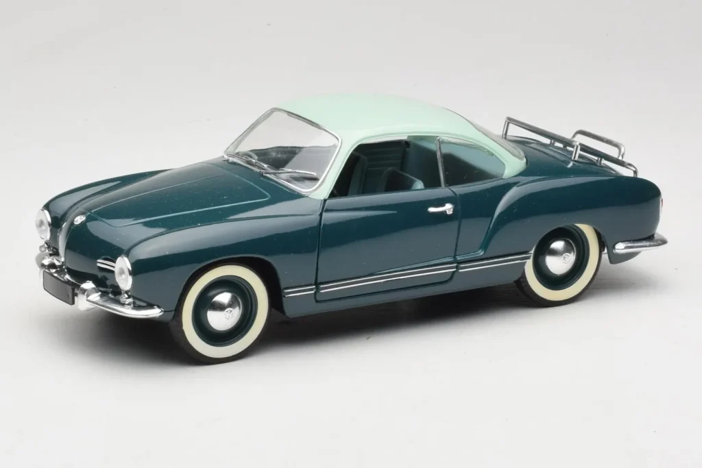 โมเดลรถ 1:18 Volkswagen Karmann Ghia สีน้ำเงิน Solido (มือสอง)