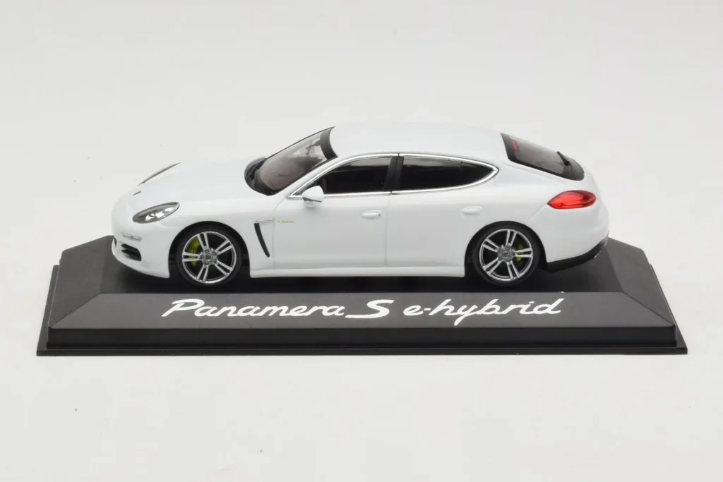 车型 1:43 Porsche Panamera 970 S e-Hybrid 白色 Minichamps