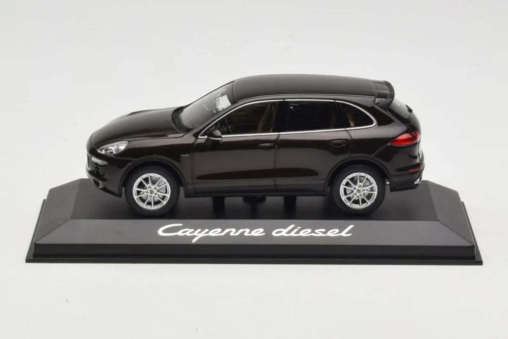 โมเดลรถ 1:43 Porsche Cayenne 958 Diesel Acajou สีน้ำตาล Minichamps (มือสอง)