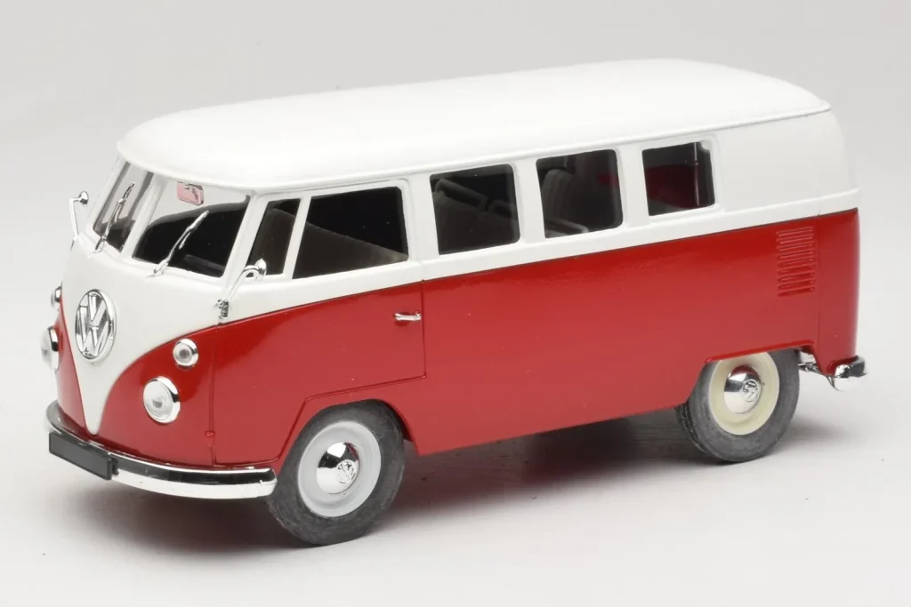 โมเดลรถ 1:18 Volkswagen Combi T1 Red & White Solido (มือสอง)