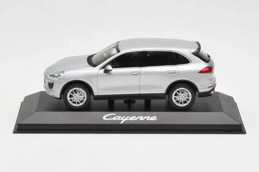โมเดลรถ 1:43 Porsche Cayenne 958 สีเงิน Minichamps [WAP0200020E] (มือสอง)