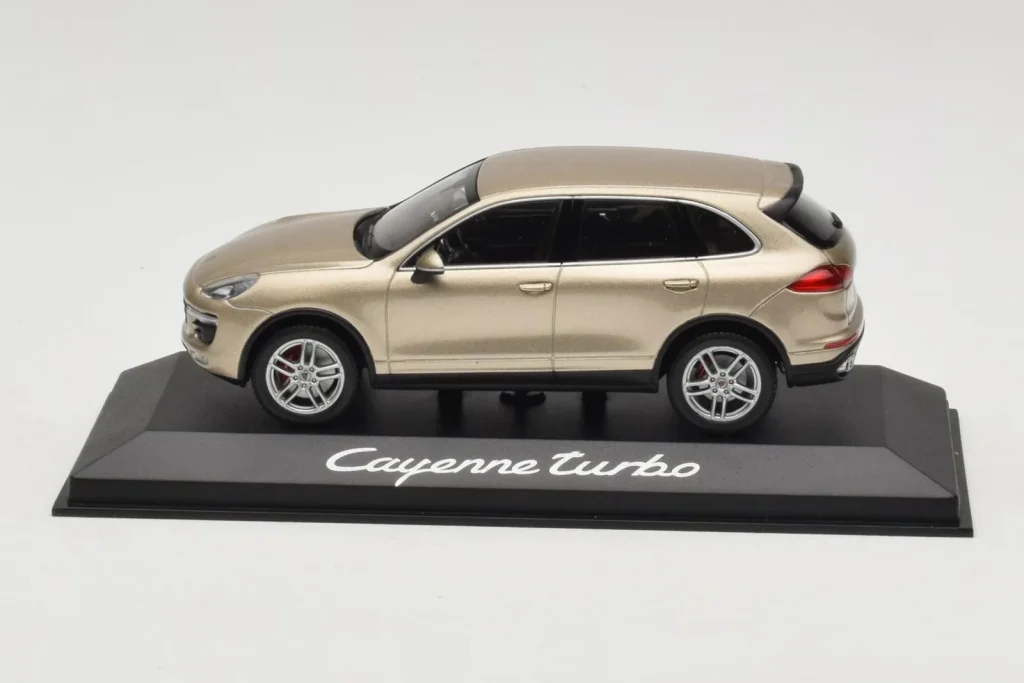 โมเดลรถ 1:43 Porsche Cayenne 958 Turbo สีทอง Minichamps (มือสอง)