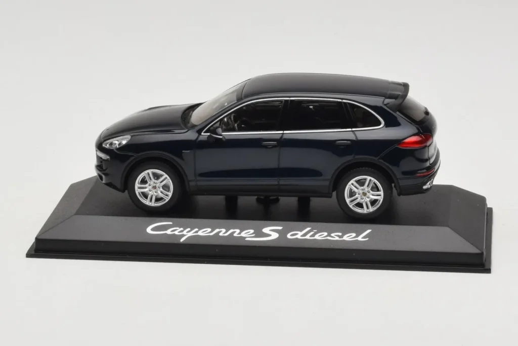 โมเดลรถ 1:43 Porsche Cayenne 958 S Diesel สีน้ำเงินเมทัลลิก Minichamps (มือสอง)