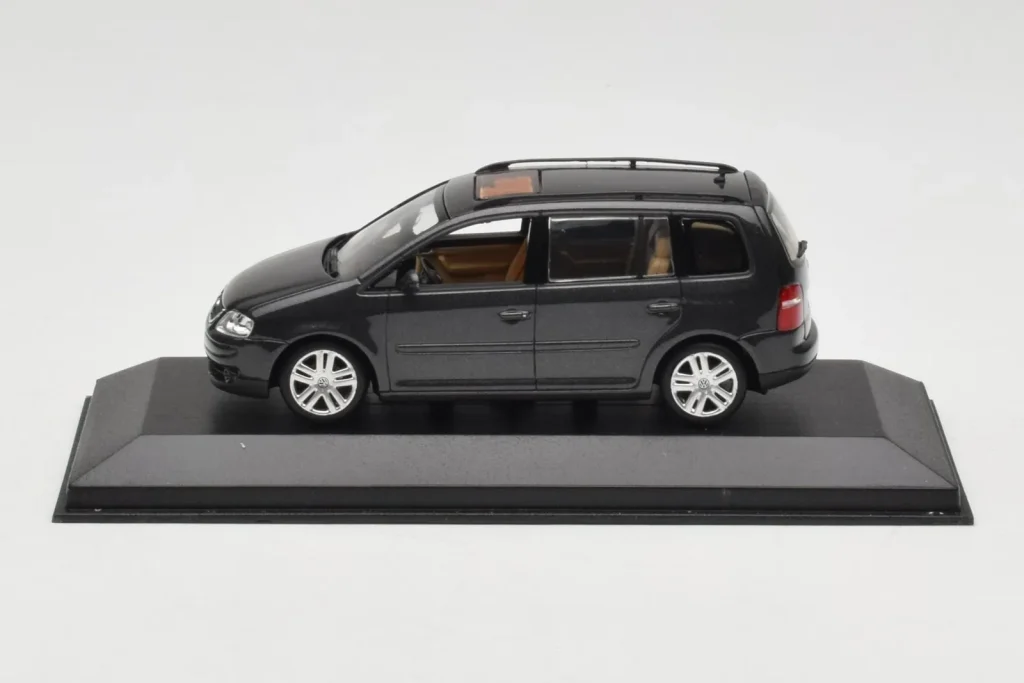 โมเดลรถ 1:43 Volkswagen Touran 1T Dark Green Minichamps (มือสอง)