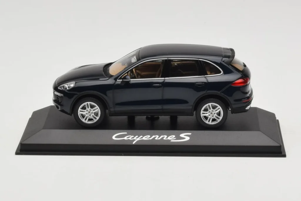 โมเดลรถ 1:43 Porsche Cayenne 958 S สีน้ำเงินเมทัลลิก Minichamps (มือสอง)