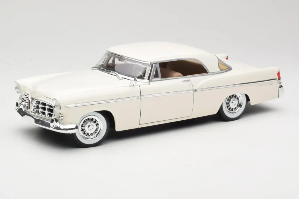 โมเดลรถ 1:18 Chrysler 300B สีขาว Maisto (มือสอง)