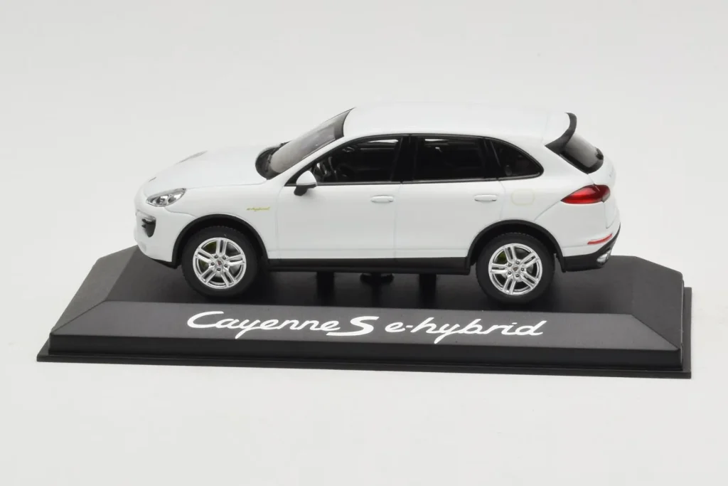 โมเดลรถ 1:43 Porsche Cayenne 958 S e-Hybrid สีขาว Minichamps (มือสอง)