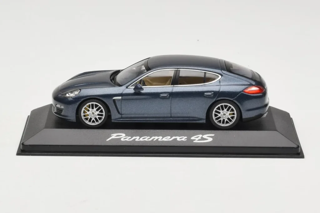 โมเดลรถ 1:43 Porsche Panamera 970 4 สีน้ำเงินเมทัลลิก Minichamps (มือสอง)
