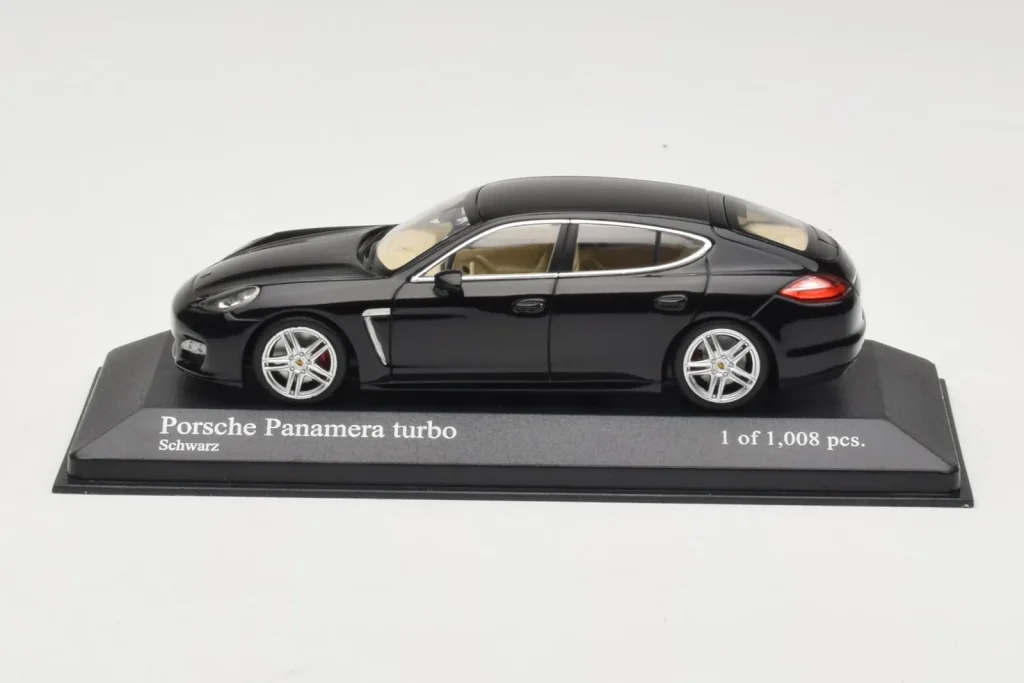 โมเดลรถ 1:43 Porsche Panamera 970 Turbo สีดำเมทัลลิก Minichamps (มือสอง)
