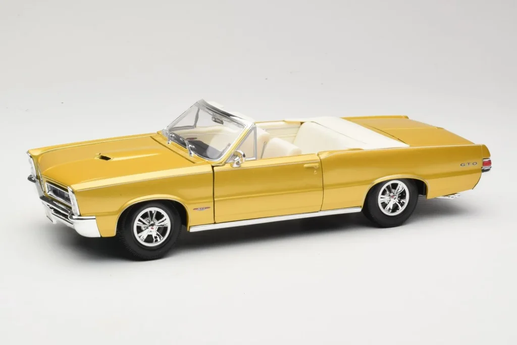 โมเดลรถ 1:18 Pontiac GTO Hurst Edition สีทอง Maisto (มือสอง)