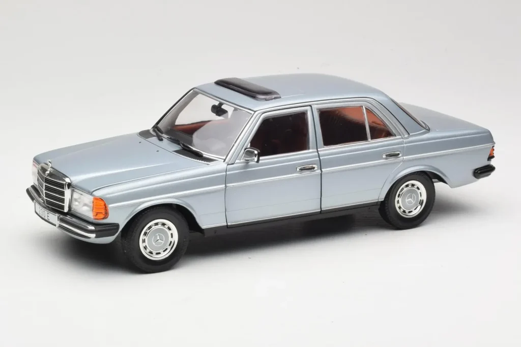 Model 1:18 Mercedes 230E W123 Silver & Light Blue Revell