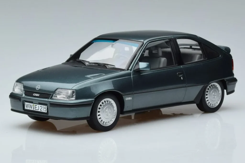 Model 1:18 Opel Kadett E GSi metallic blue Norev