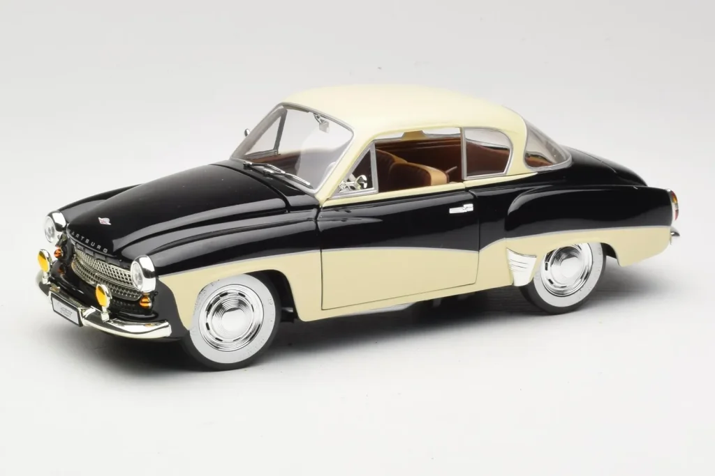 โมเดลรถ 1:18 Wartburg 311 Coupe Black & Beige Revell (มือสอง)
