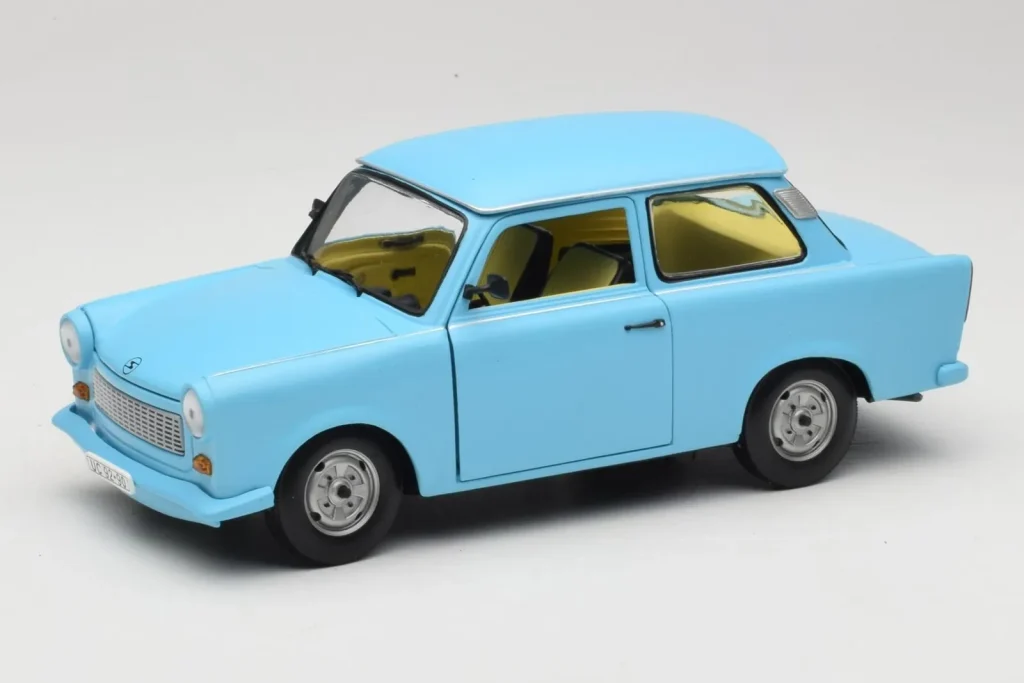 โมเดลรถ 1:18 Trabant 601 สีน้ำเงิน Sun Star