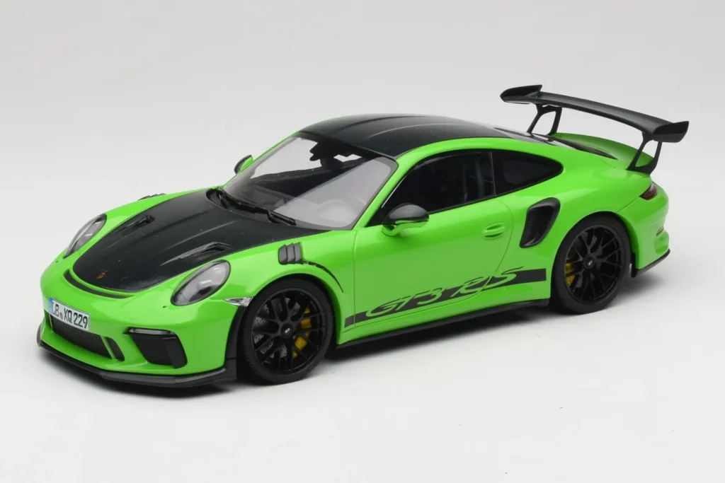 Model 1:18 Porsche 911 991.2 GT3 RS Weissach Package green Minichamps