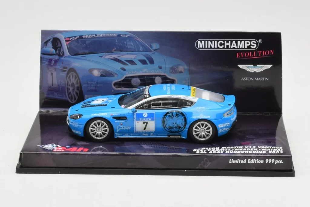 โมเดลรถ 1:43 Aston Martin V12 Vantage #7 U. Bez / Porritt / R. Meaden / Mathai 24 Hours Nurburgring ปี 2009 Minichamps (มือสอง)