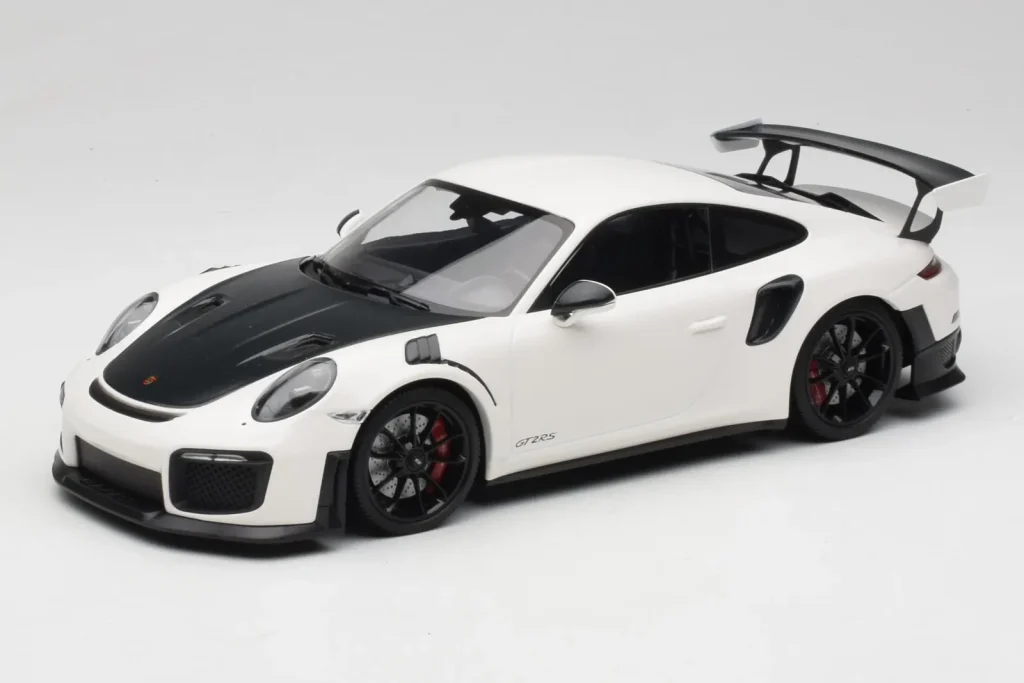 Model 1:18 Porsche 911 991.2 GT2 RS white Minichamps