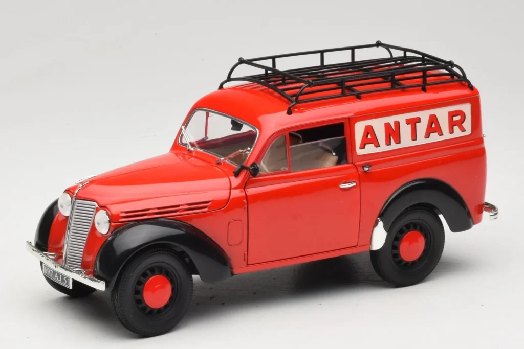 Model 1:18 Renault Juvaquatre Utilitaire red Solido