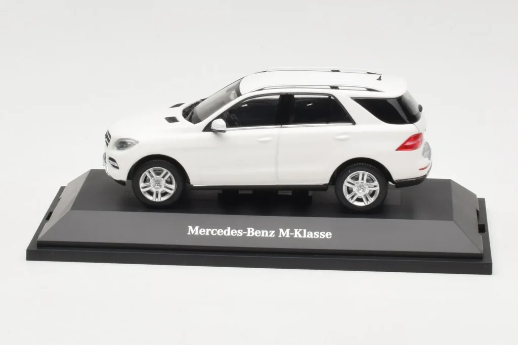 Model 1:43 Mercedes ML W166 Calcit white Minichamps