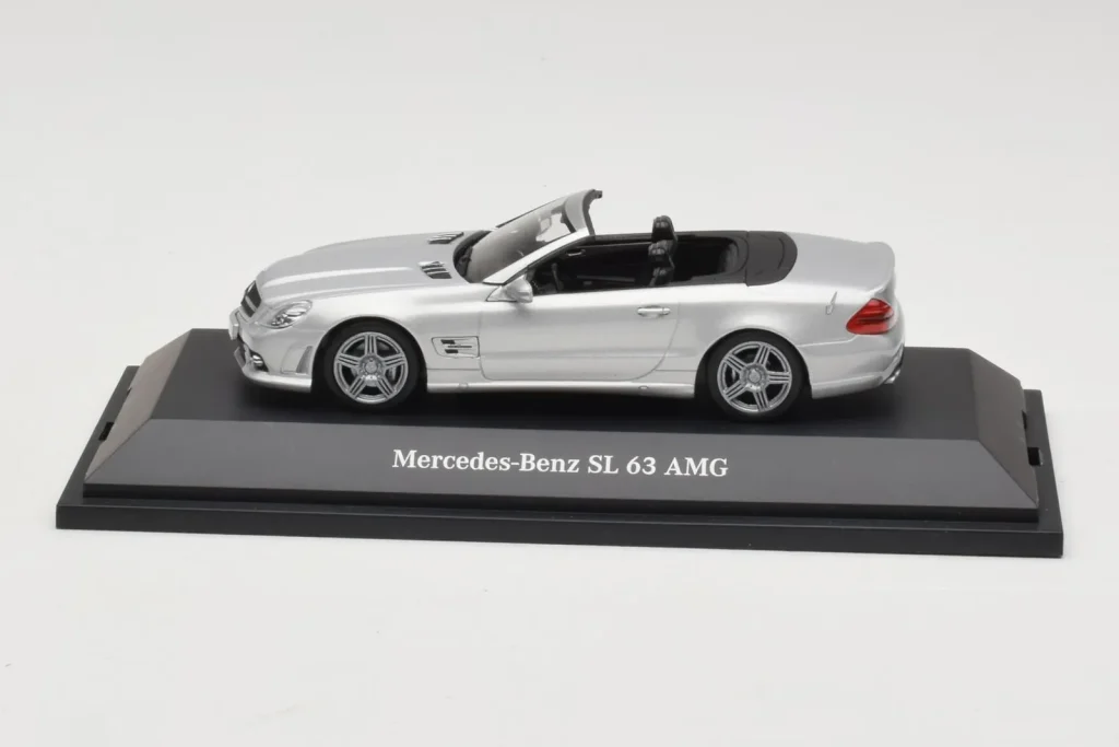 车型 1:43 Mercedes SL 63 AMG R230 金属银 Minichamps