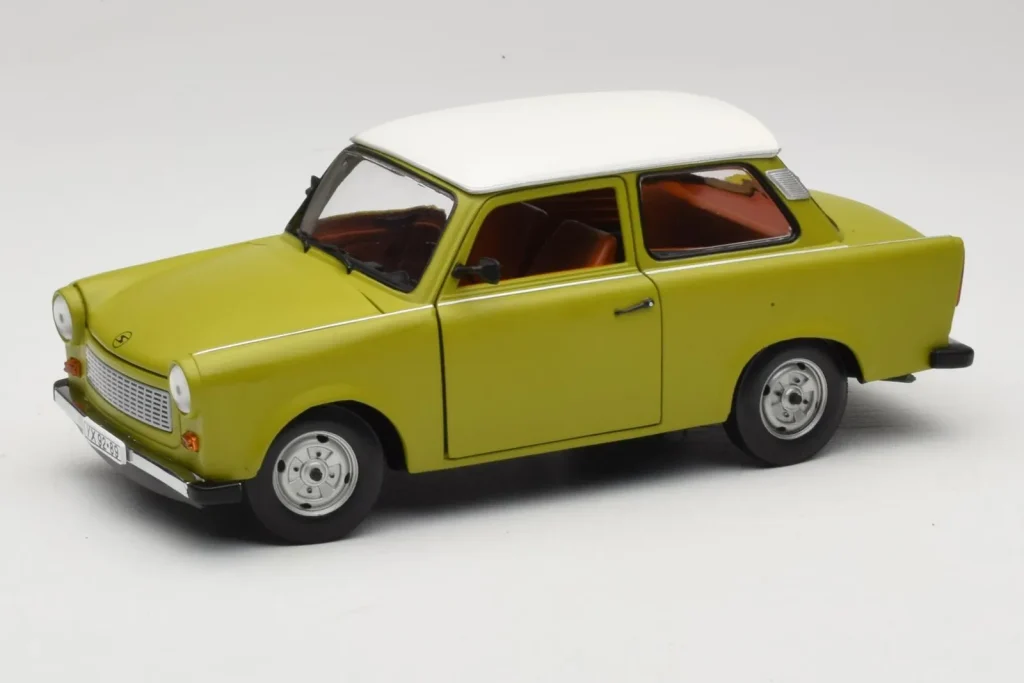 โมเดลรถ 1:18 Trabant 601 สีเขียว Sun Star