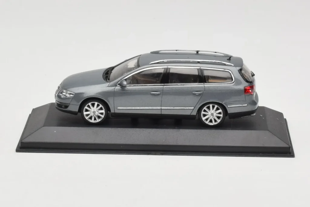 โมเดลรถ 1:43 Volkswagen Passat B6 Variant สีเทาเมทัลลิก Minichamps (มือสอง)