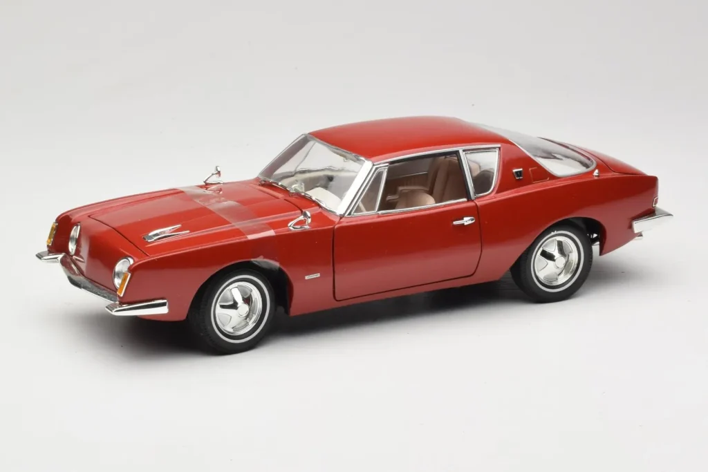 车型 1:18 Studebaker Avanti 红色 Solido