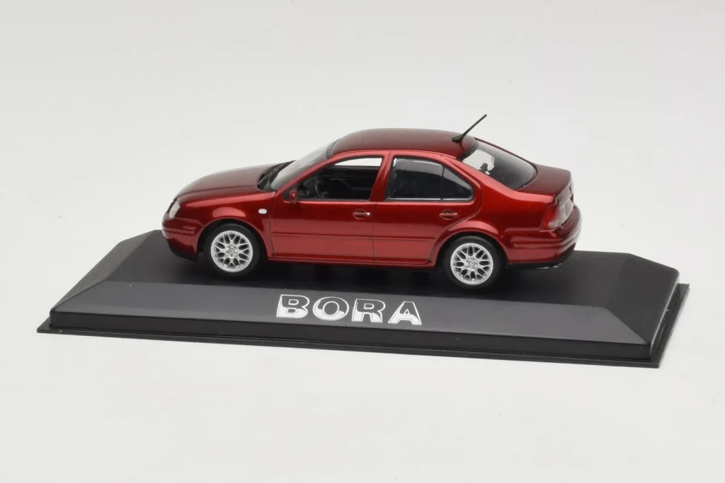 Model 1:43 Volkswagen Bora Mk4 metallic red Minichamps