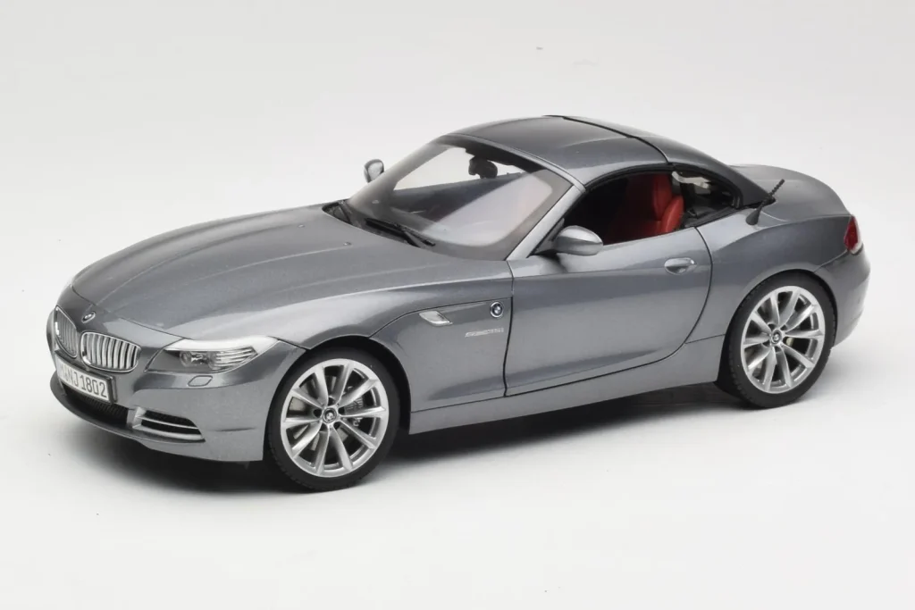 โมเดลรถ 1:18 BMW Z4 E89 sDrive 35i Space สีเทาเมทัลลิก Kyosho (มือสอง)