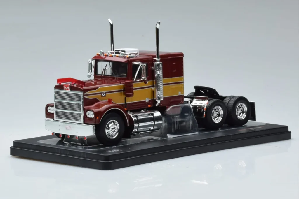 Model 1:43 Marmon CHDT Red Gold IXO