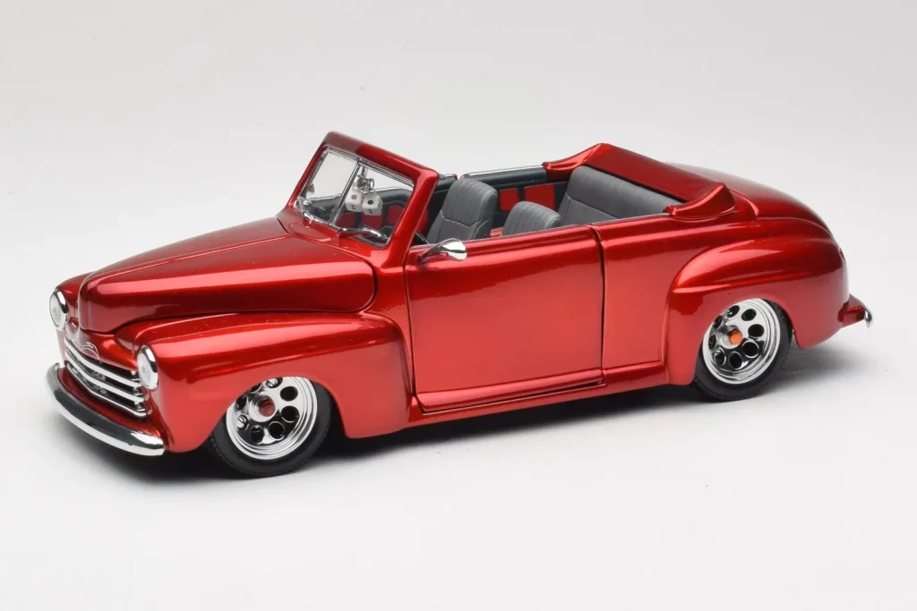 โมเดลรถ 1:18 Ford Cabriolet สีแดงเมทัลลิก Road Signature (มือสอง)