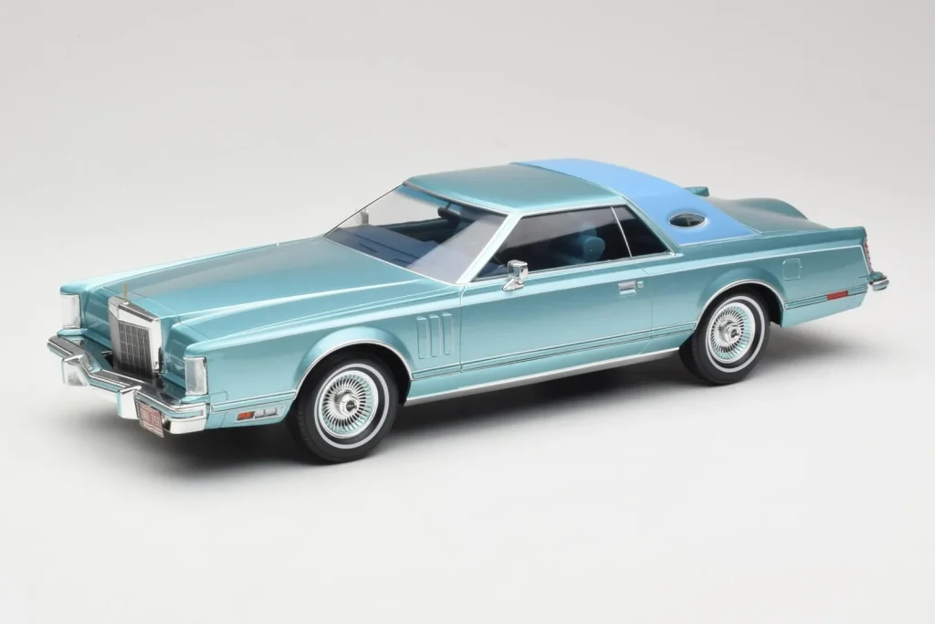 โมเดลรถ 1:18 Lincoln Continental Mark V สีน้ำเงินเมทัลลิก MCG