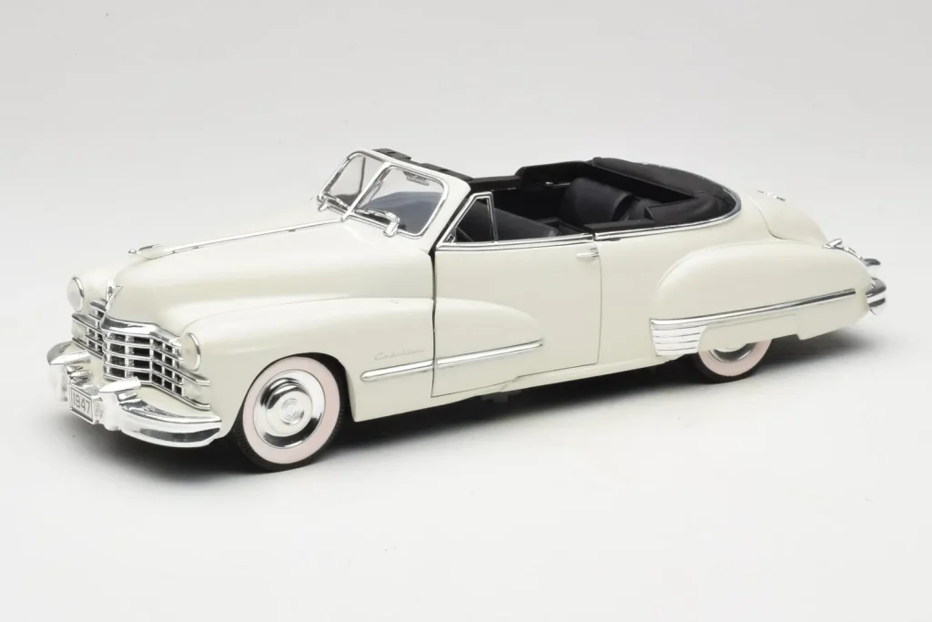โมเดลรถ 1:18 Cadillac Series 62 Convertible สีขาว Anson (มือสอง)