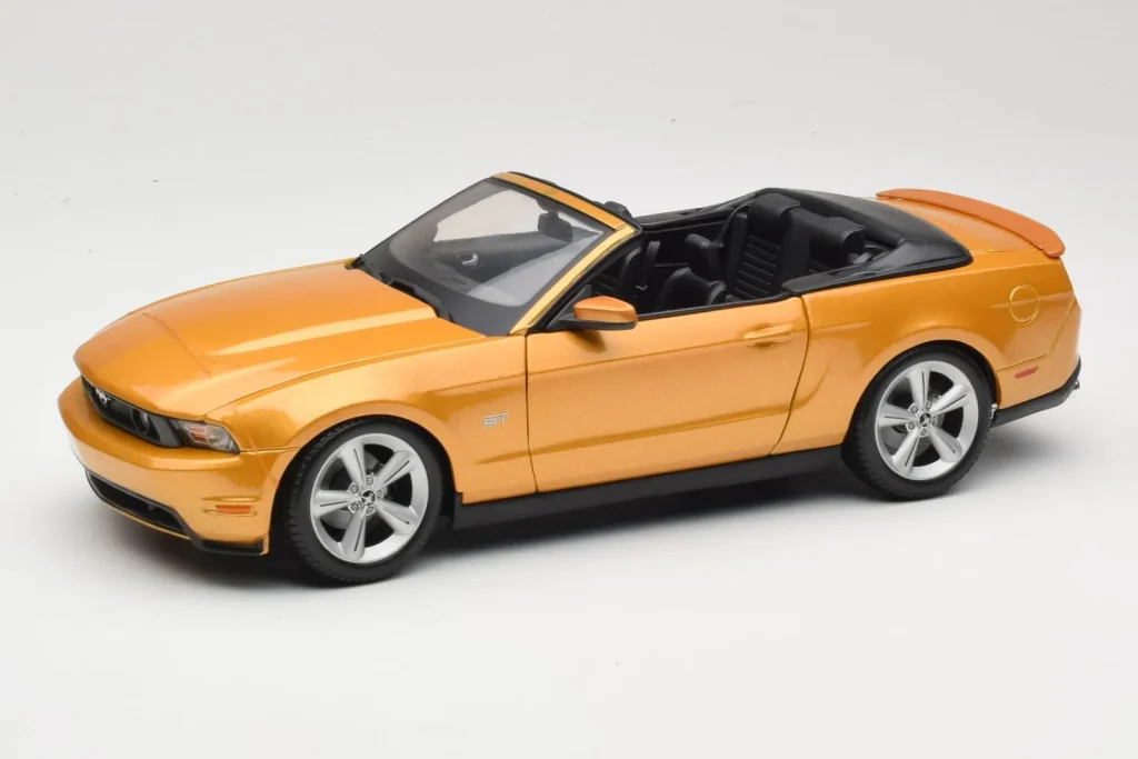 车型 1:18 Ford Mustang GT S197 Convertible 金色 Maisto