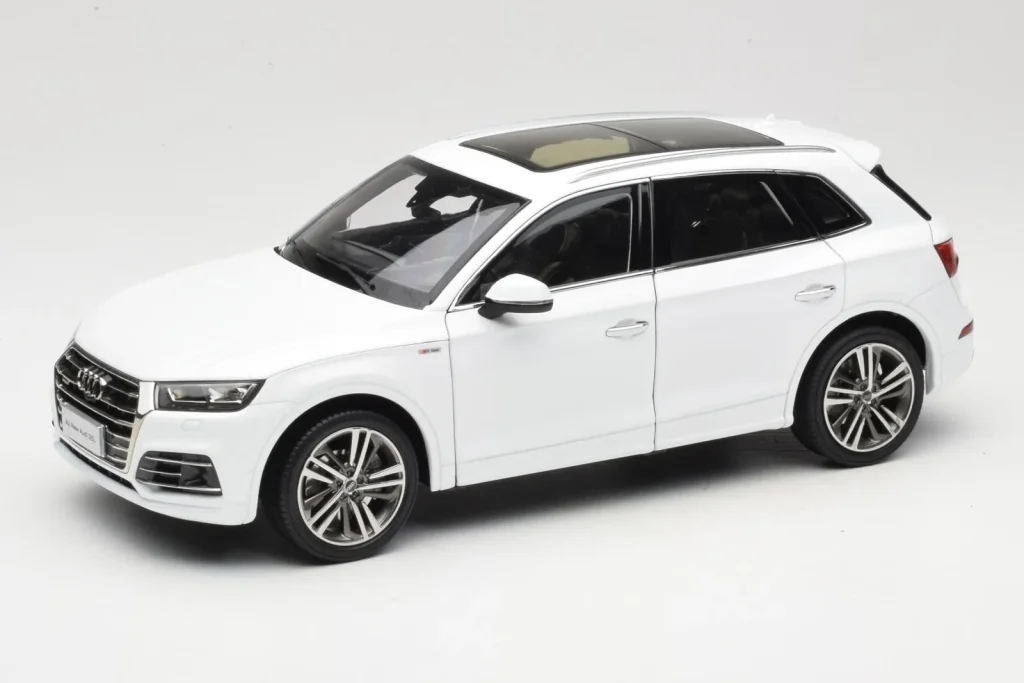 Model 1:18 Audi Q5L FY white Paudi Model