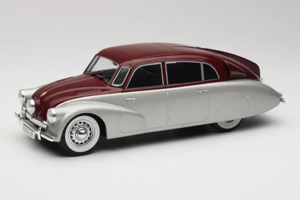 โมเดลรถ 1:18 Tatra 87 Silver & Dark Red MCG (มือสอง)
