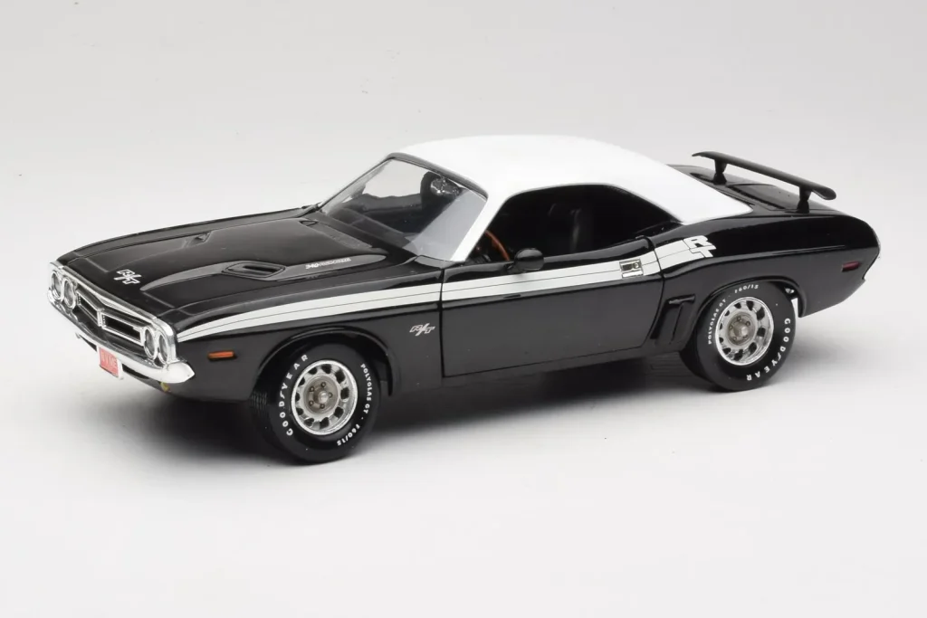 车型 1:18 Dodge Challenger R/T Black & White ERTL