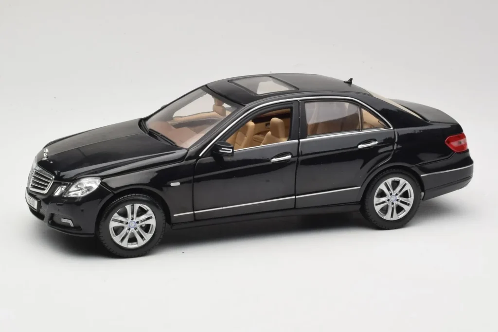 Model 1:18 Mercedes E-Class W211 Black Maisto