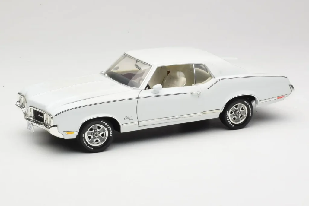 โมเดลรถ 1:18 Oldsmobile Cutlass SX สีขาว ERTL (มือสอง)