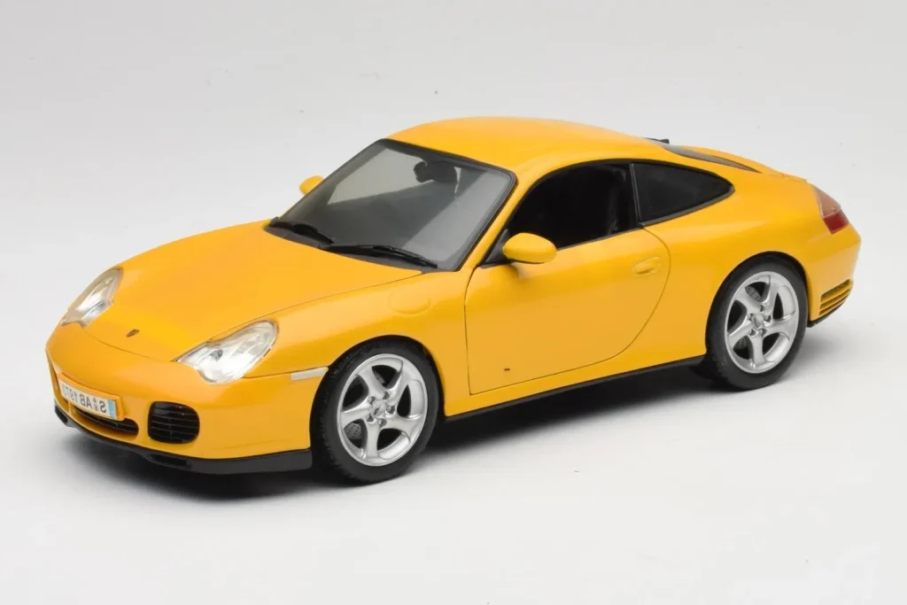 车型 1:18 Porsche 911 996 Carrera 4S 黄色 Maisto